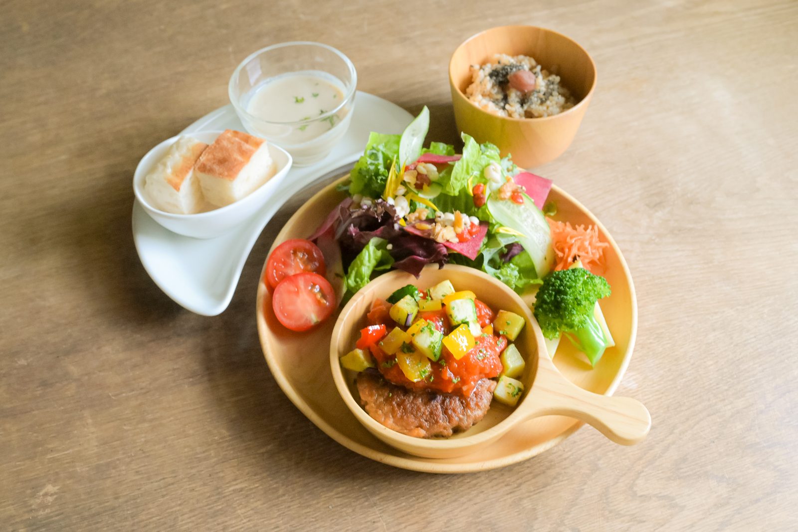 いまの新月メニュー・ベジハンバーグ 夏野菜トマトソース